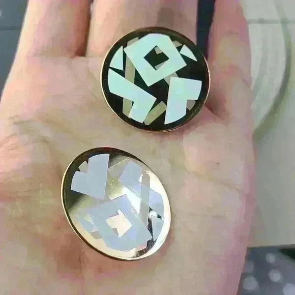 Vintage Avon 1980s earrings Gold-toned with white - Picture 11 of 12